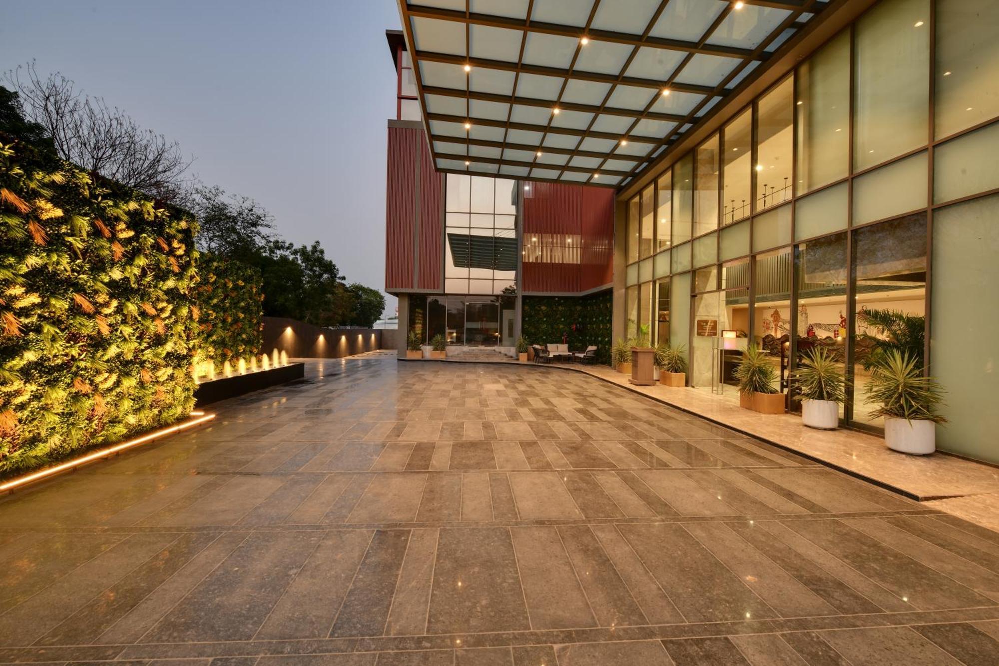 The Fern Residency, Gandhinagar Hotel Kültér fotó