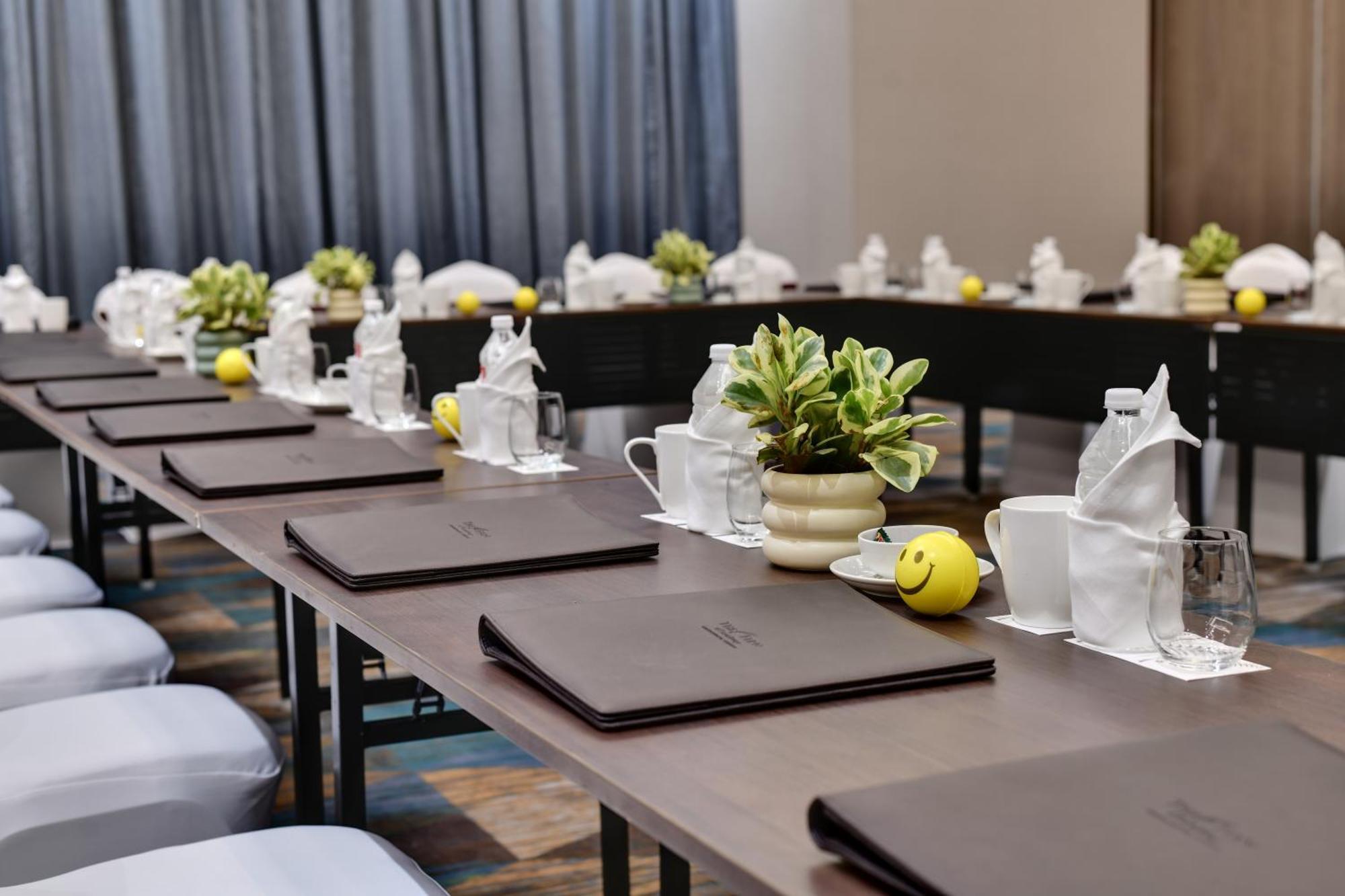 The Fern Residency, Gandhinagar Hotel Kültér fotó