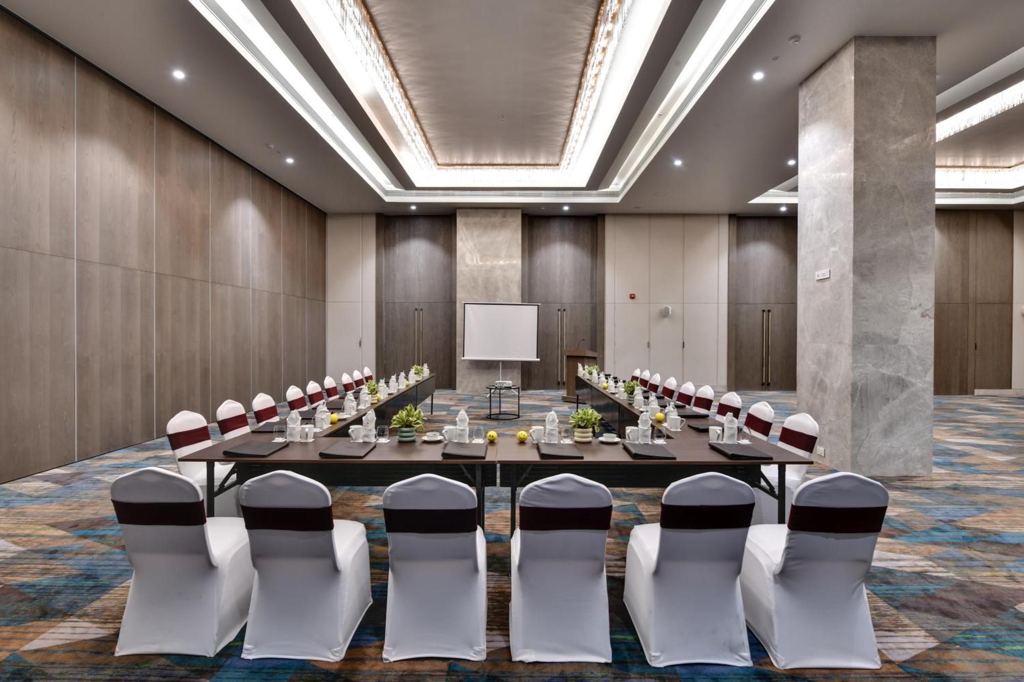 The Fern Residency, Gandhinagar Hotel Kültér fotó